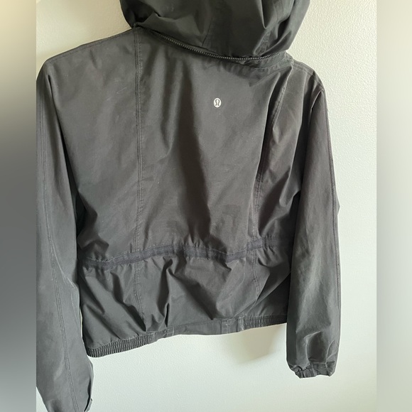 Lululemon Fall/Rain Jacket, size 4, great condition - Picture 3 of 5